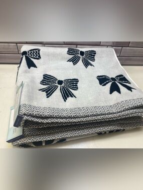 Style Sanctuary ❤️  (2)100% Cotton Bow pattern Bath Towels BK/WT  NWT